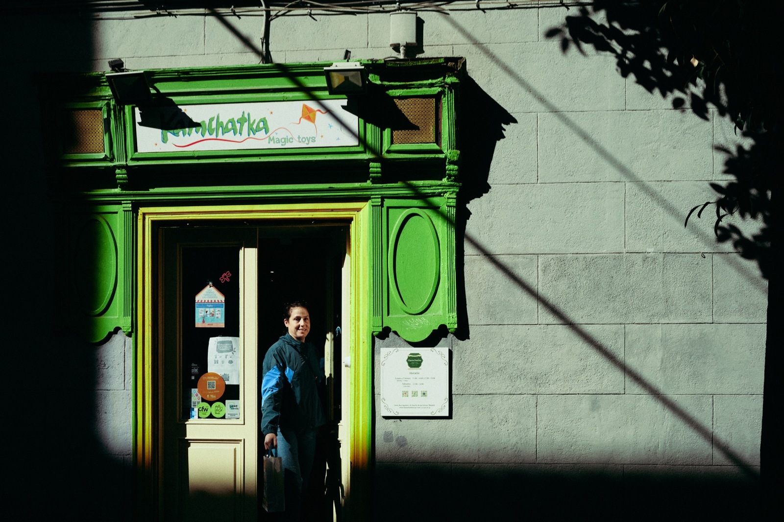 Talleres de Fotografía de Calle en Madrid con Rober Tomás en https://robertomasfoto.com/talleres-de-fotografia/ 
